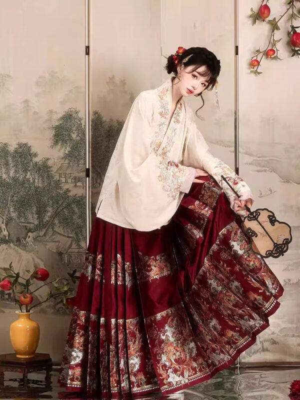China Hanfu Ming-made Hanfu women wear interwoven gold horse-faced skirts daily suit spring and summer.